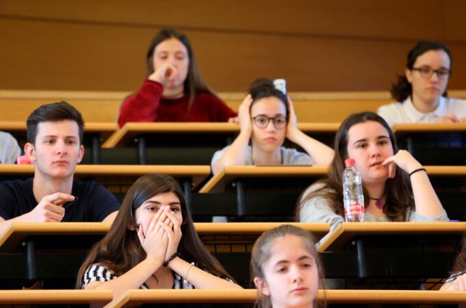Varios estudiantes antes de afrontar la selectividad, el año pasado