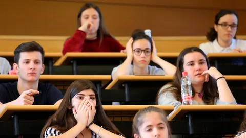Varios estudiantes antes de afrontar la selectividad, el año pasado