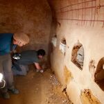 Los arqueólogos trabajan en la tumba romana recién descubierta / LA RAZÓN