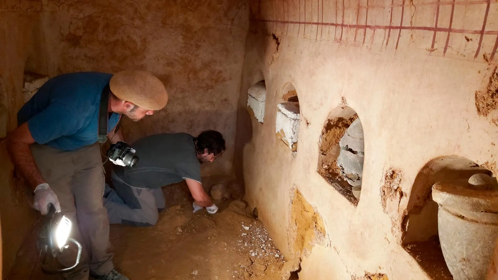 Los arqueólogos trabajan en la tumba romana recién descubierta / LA RAZÓN