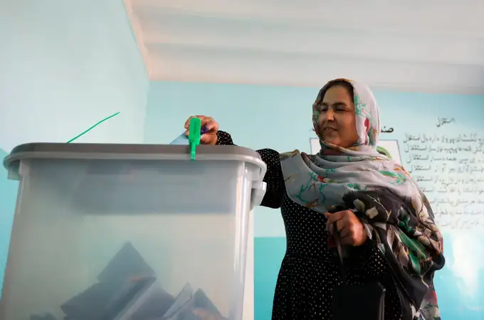 Los afganos desafían a los talibanes y acuden a votar