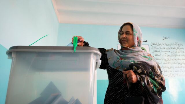 Un mujer afgana vota hoy en un colegio electoral en Kabul. (Foto: Efe)