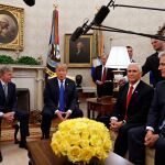 El presidente Donald Trump con Robert O’Brien, el primero por la derecha, en la Casa Blanca/Reuters