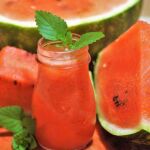 Los zumos y batidos son muy recomendables en verano. Una licuadora o batidora de mano multiusos puede ser muy útil / Pixabay