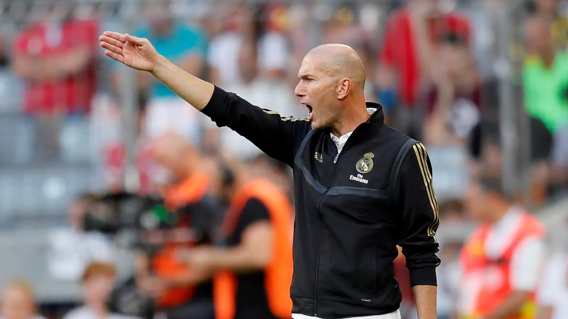 Zidane da instrucciones en el partido contra el Tottenham