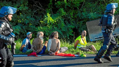 La Policía detiene cerca de Hendaya a un grupo de activistas contrarios a la cumbre del G-7 / Ap