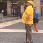 Con un polo amarillo y una gorra amarilla, el usuario