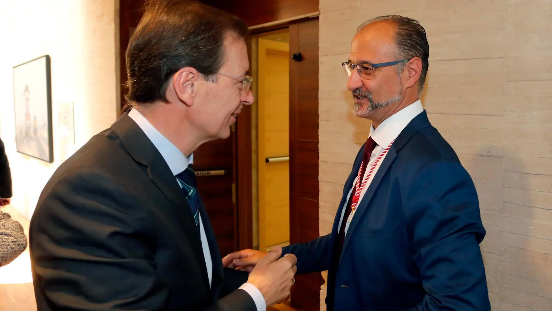 El presidente del CES de Castilla y León, Germán Barrios, saluda al recién elegido presidente del Parlamento autonómico, Luis Fuentes