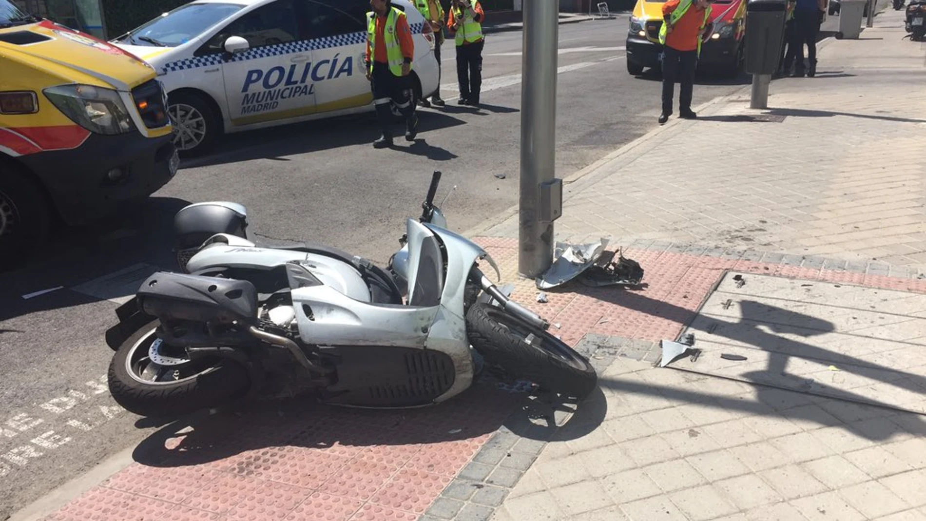 Tras chocar con un vehículo impactó después con una farola en la calle Josefa Valcárcel