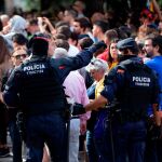 Mossos d'Esquadra ante el domicilio en el que agentes de la Guardia Civil llevan a cabo un registro en Sabadell (Barcelona)/Foto: Efe