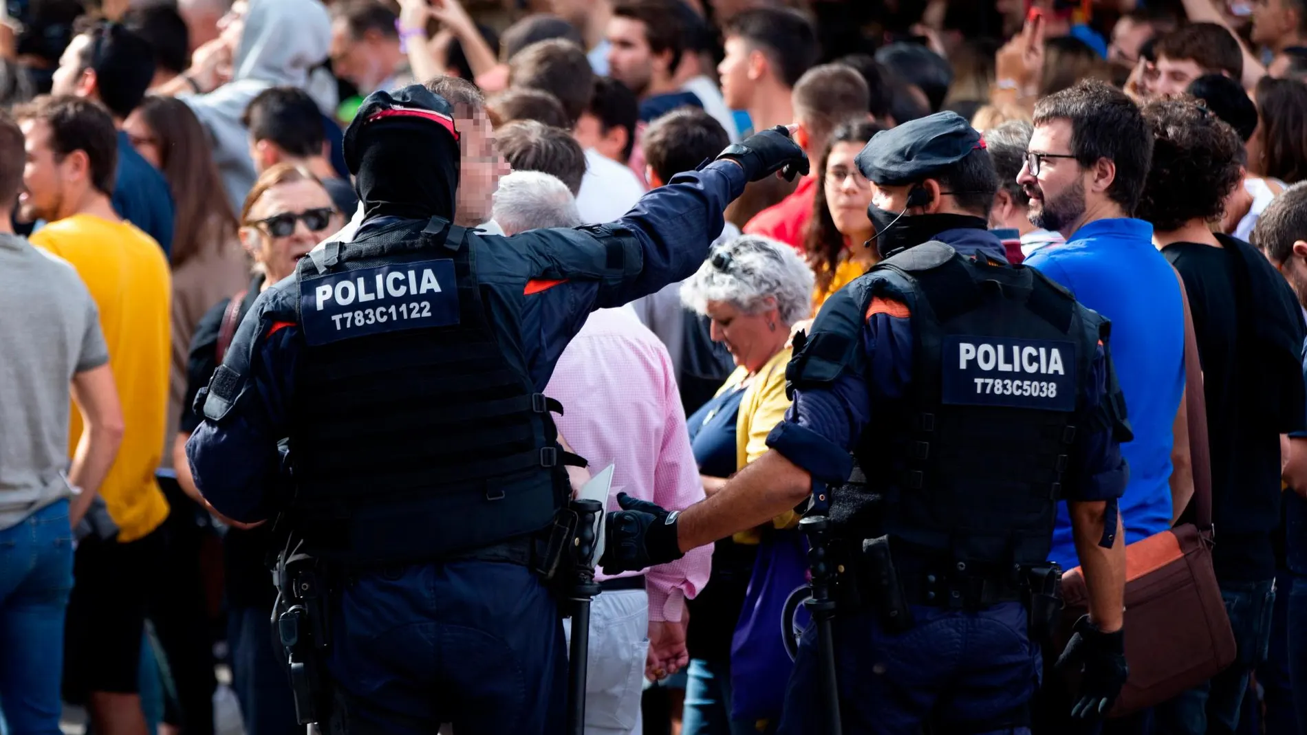 Mossos d'Esquadra ante el domicilio en el que agentes de la Guardia Civil llevan a cabo un registro en Sabadell (Barcelona)/Foto: Efe