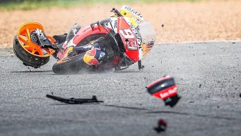 Las espectaculares imágenes de la dura caída de Marc Márquez en Tailandia