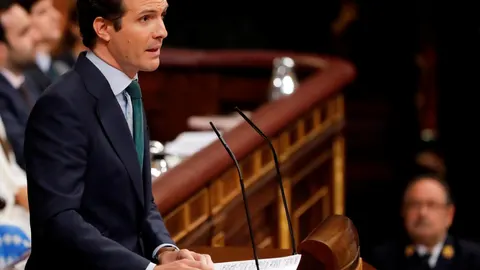 El líder del PP, Pablo Casado, pronuncia un discurso ante el pleno de la Cámara Baja del Parlamento durante la segunda y definitiva votación de investidura. Foto: Efe