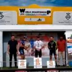 Captura del momento en que el mosso abandona el segundo puesto del podio del Campeonato del Mundo de Ciclismo para Policías / Twitter