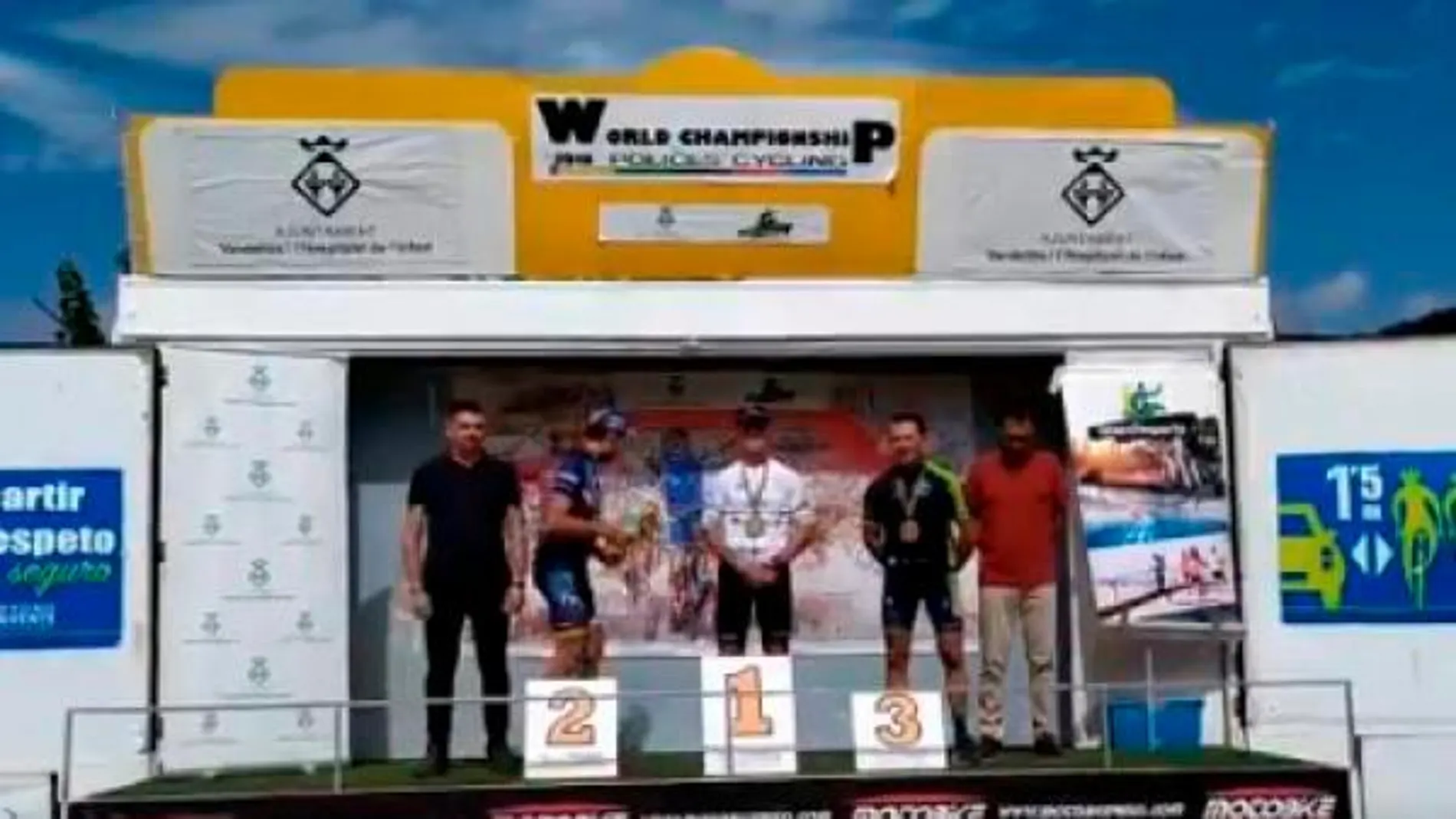 Captura del momento en que el mosso abandona el segundo puesto del podio del Campeonato del Mundo de Ciclismo para Policías / Twitter