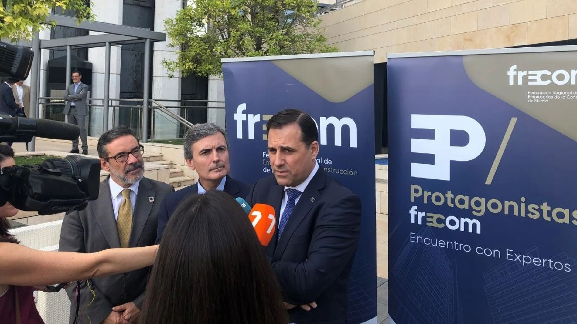 El presidente de FRECOM, José Hernández, junto al secretario de Estado de Infraestructuras, Antonio Saura, en un encuentro sectorial de la organización murciana