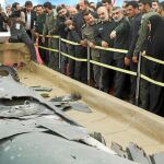 La cúpula de la Guardia Revolucionaria examina ayer los restos del dron norteamericano derribado en junio / Ap