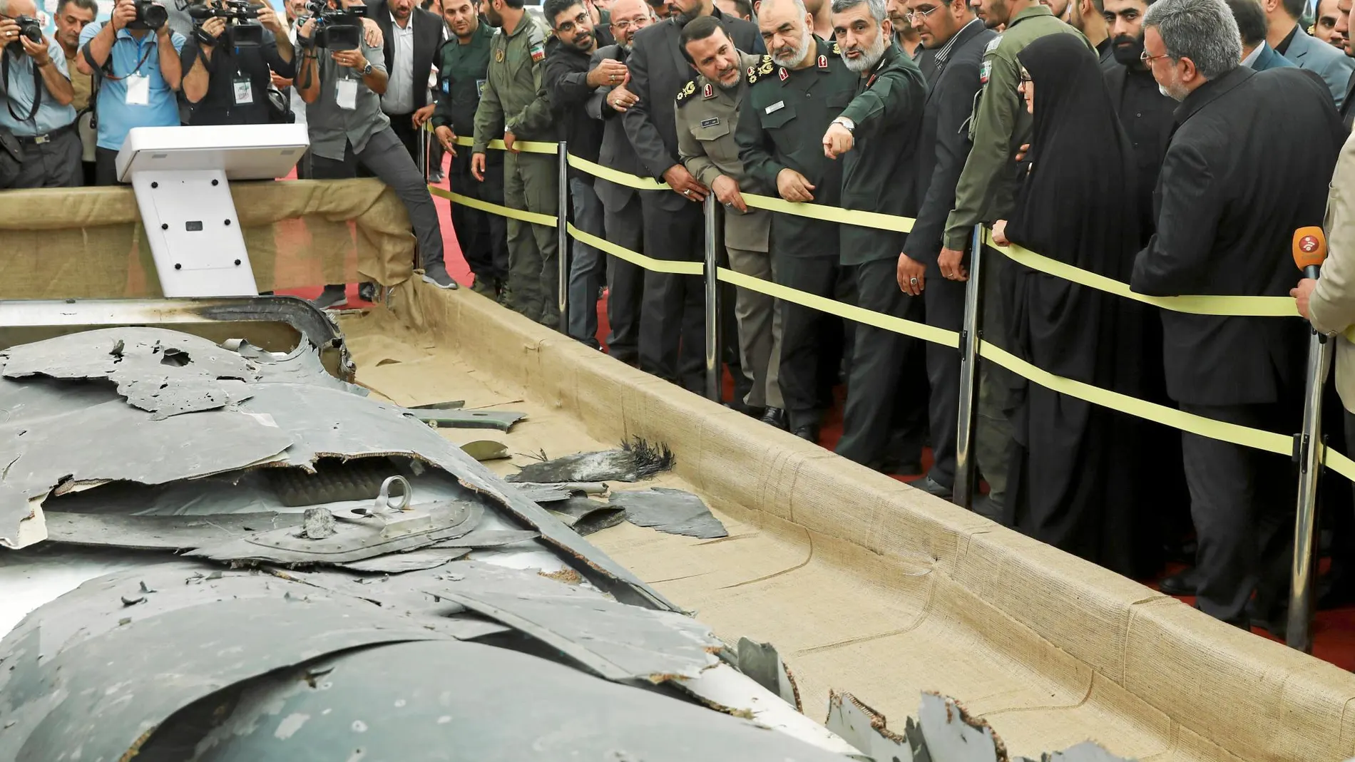 La cúpula de la Guardia Revolucionaria examina ayer los restos del dron norteamericano derribado en junio / Ap