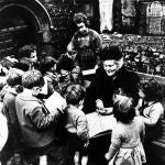 María Montessori rodeada de niños