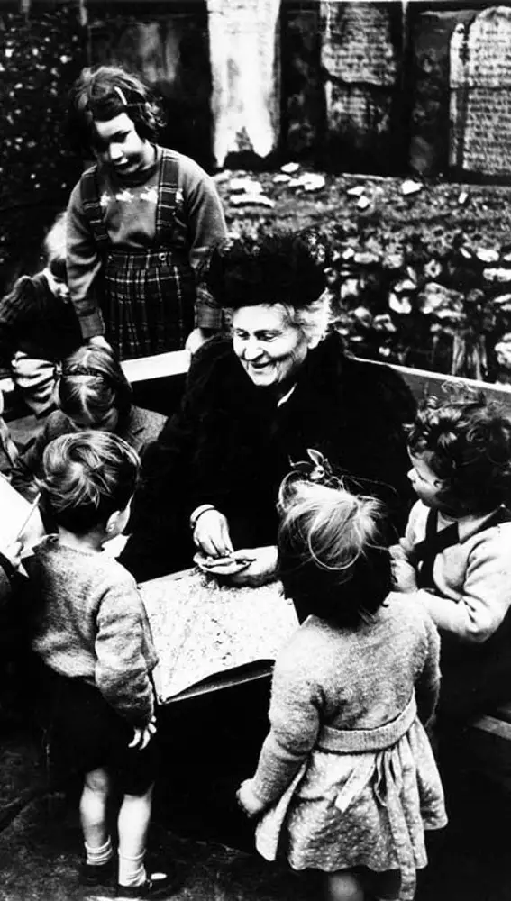 María Montessori rodeada de niños