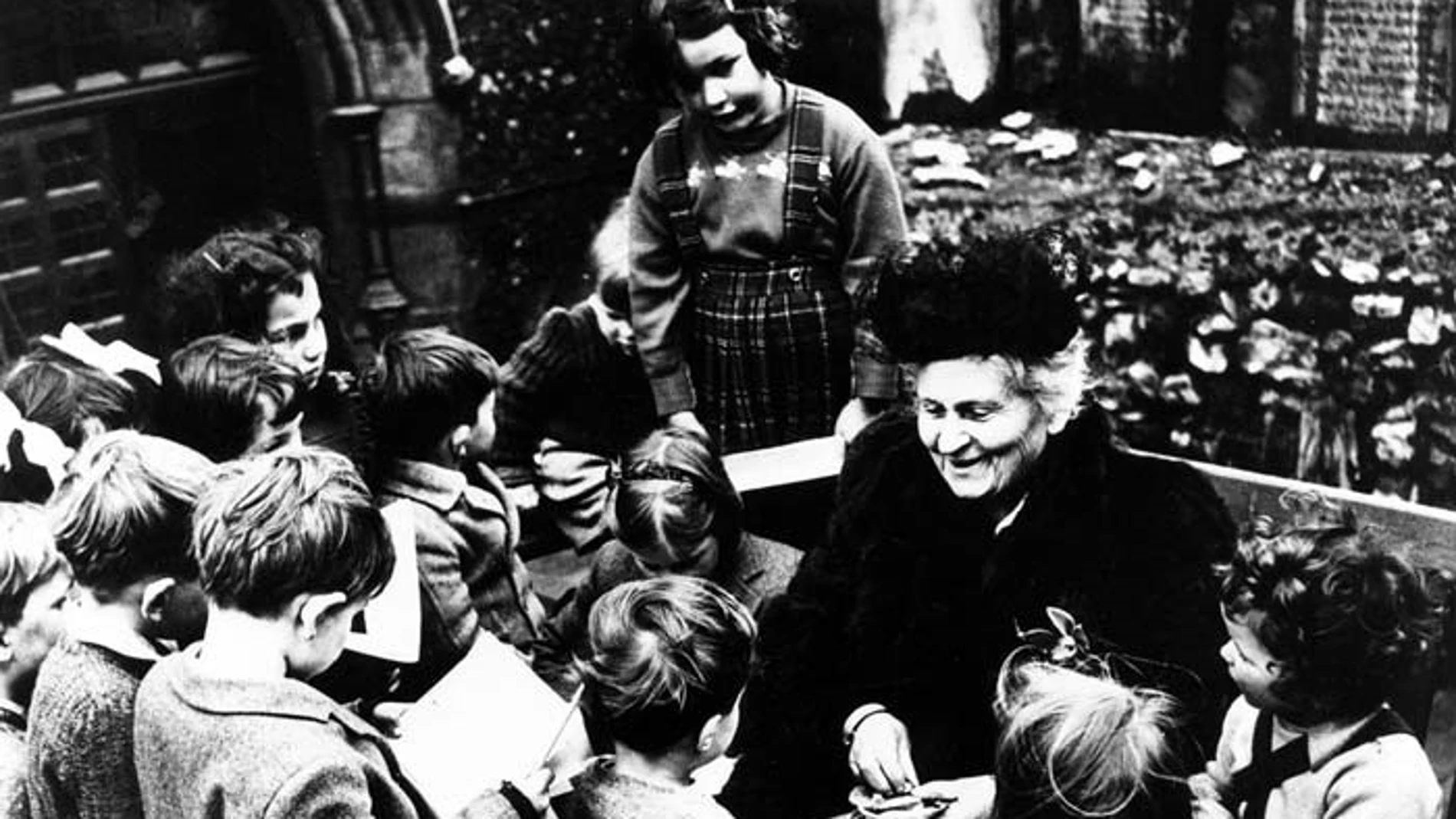 María Montessori rodeada de niños