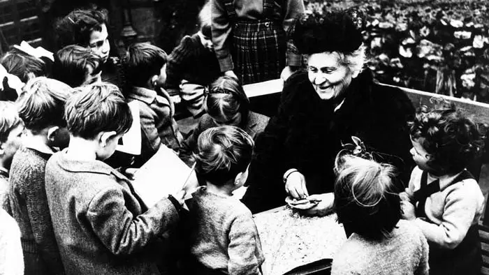 María Montessori rodeada de niños