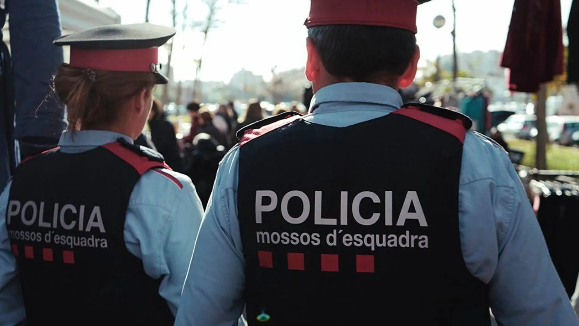 Dos mossos d’Esquadra de espaldas
