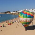 Globo de la campaña ‘Hay otra Sevilla’ en Albufeira / La Razón