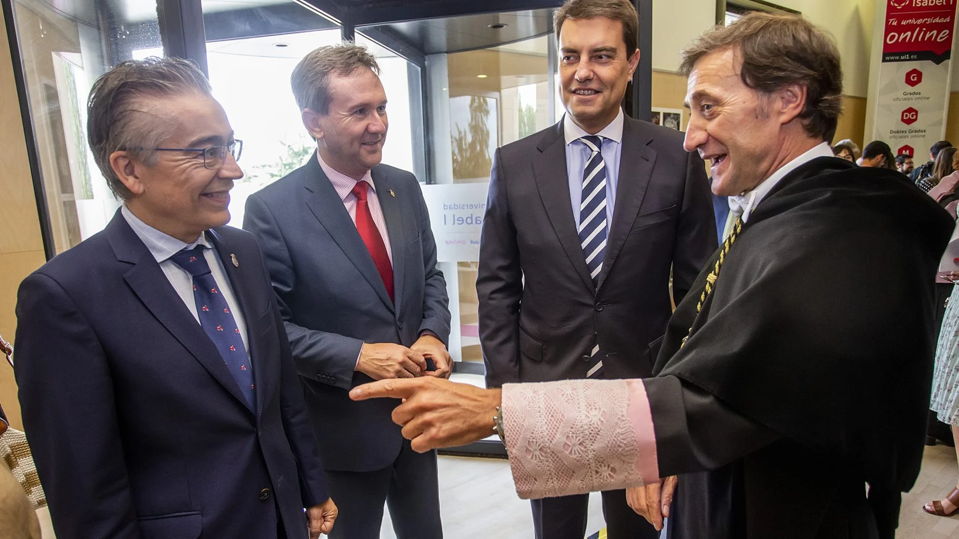 El consejero de la Presidencia, Ángel Ibáñez, charla con el rector Alberto Gómez Barahona, el senador Javier Lacalle y el delegado de la Junta en Burgos, Roberto Saiz