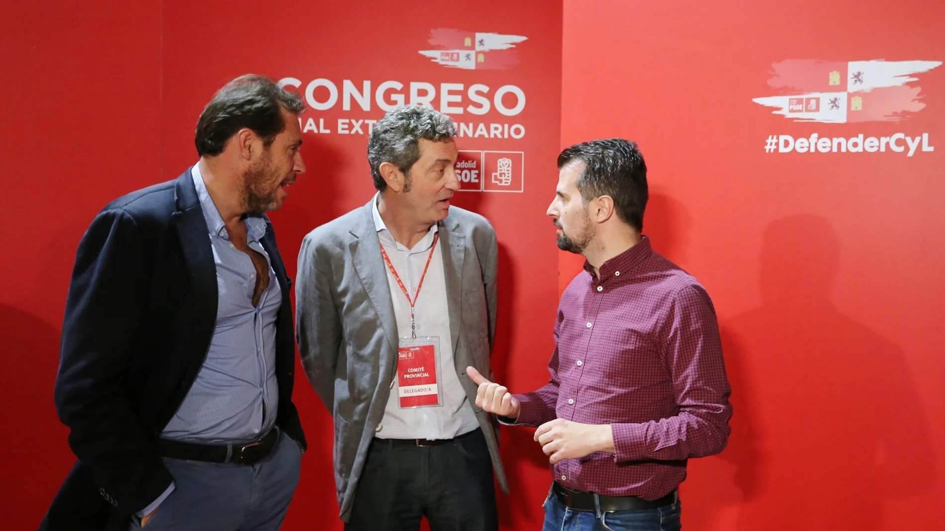 El líder del PSOE, Luis Tudanca, conversa con el alcalde de Valladolid, Óscar Puente, y con Manuel Escarda