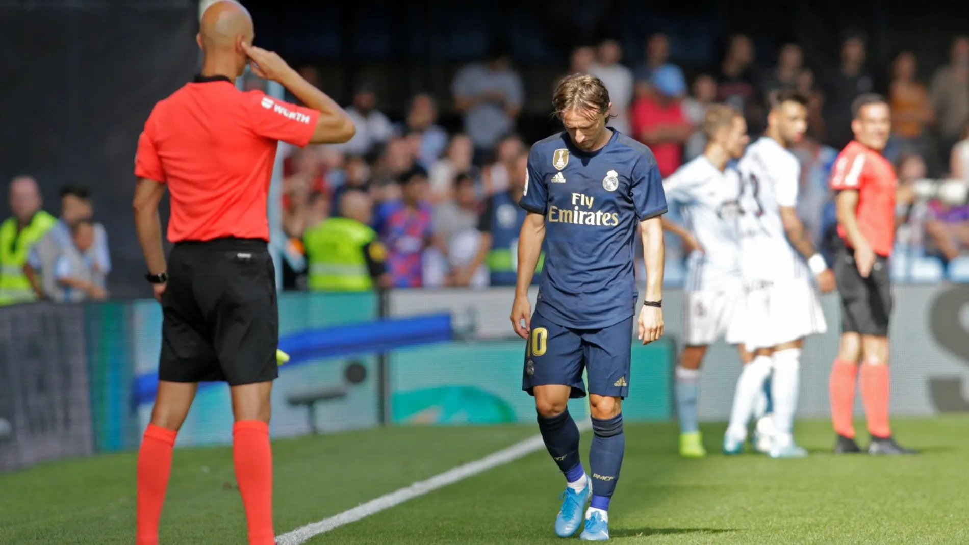 Modric se retira de Balaídos tras su expulsión el pasado sábado