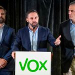 El presidente de Vox Santiago Abascal (c) junto a Javier Ortega Smith (d) y el responsable del comité negociador Iván Espinosa de los Monteros