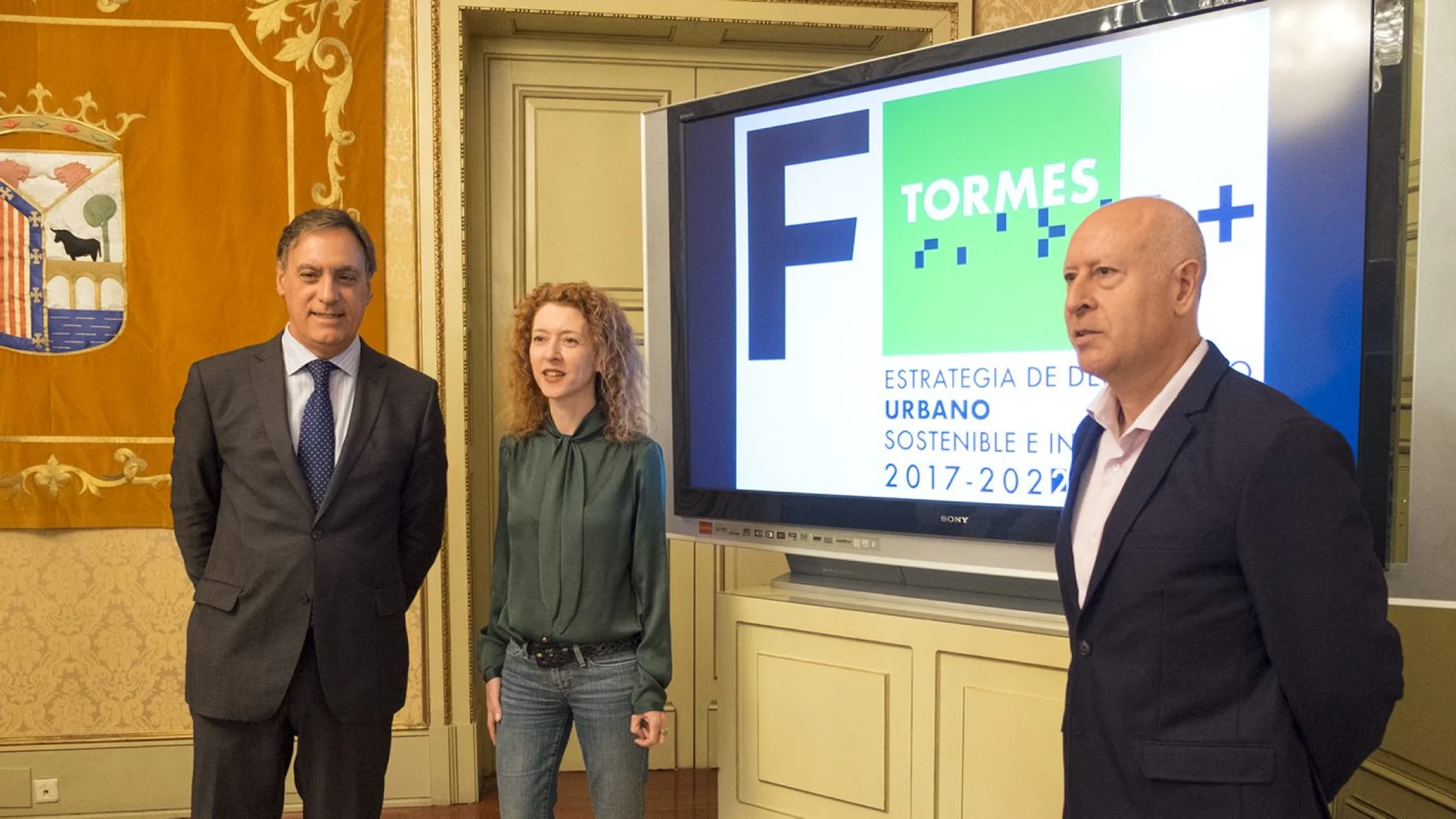 El alcalde de Salamanca, Carlos García Carbayo, junto con la teniente de alcalde, Ana Suárez, y el concejal Juan José Sánchez Alonso