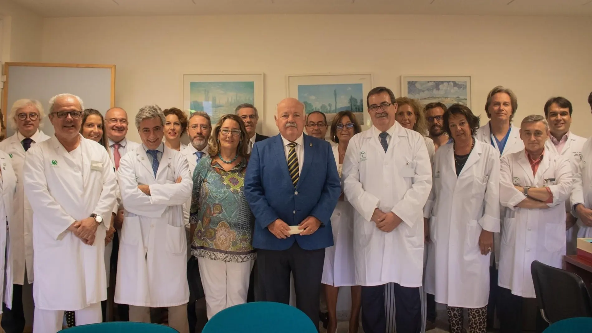 El consejero de Salud realizó una visita al Hospital Universitario Virgen del Rocío / Foto: EP