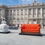 El sofá de la cafetería «Central Perk» donde se reunían los protagonistas de Friends en la Plaza de Oriente