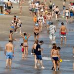 Vecinos y turistas disfrutan de la playa de la Malvarrosa
