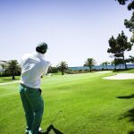 Un hombre juega al golf / La Razón