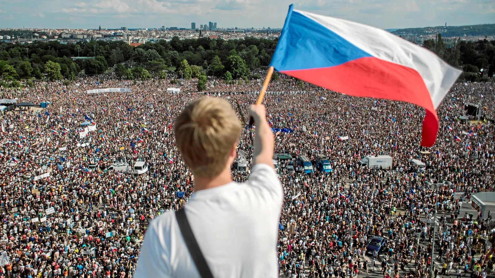 Un joven agita en Praga una bandera checa el 23 de junio en la mayor manifestación desde 1989