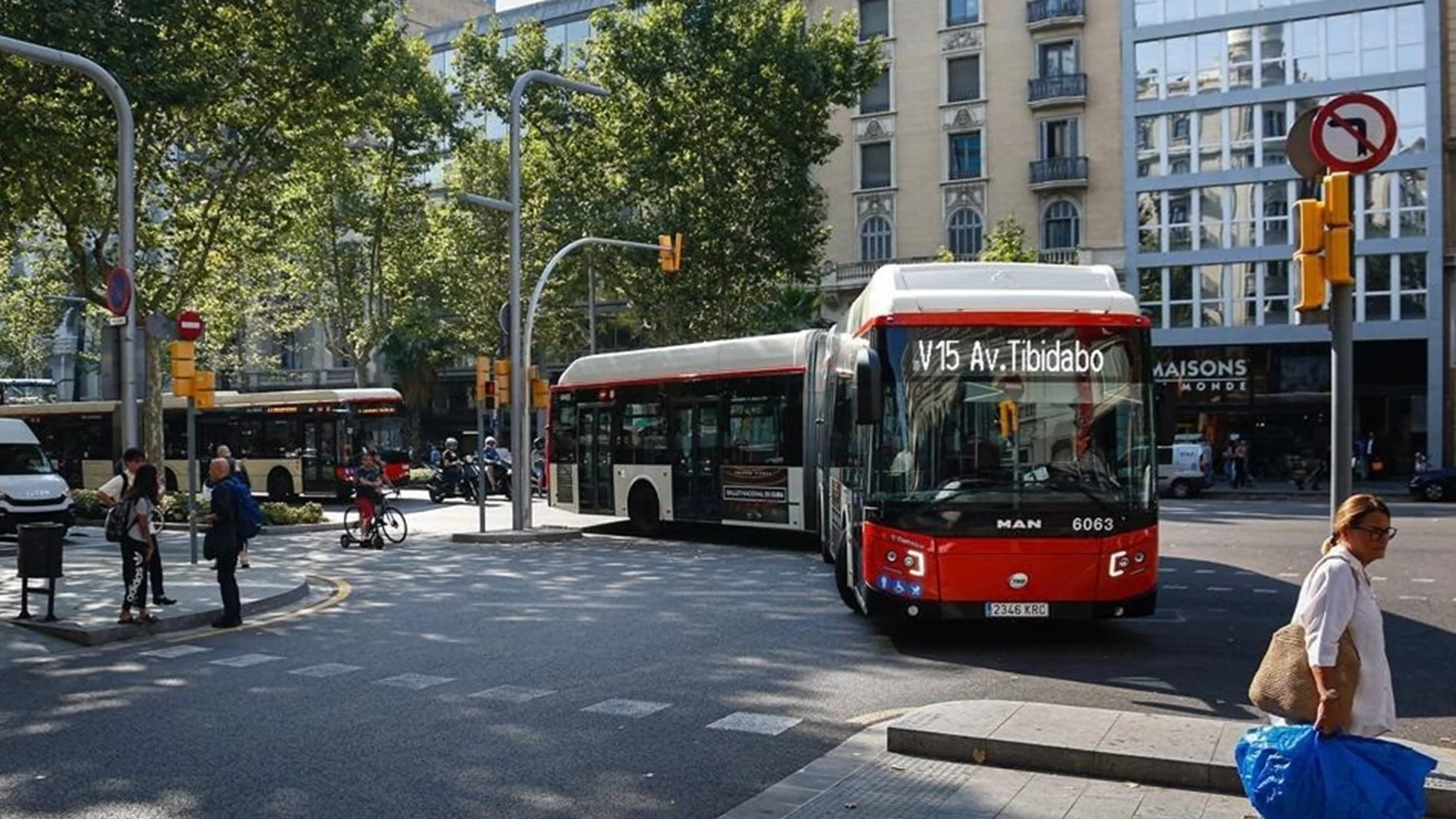 Los barceloneses pierden 30 horas al año en autobuses