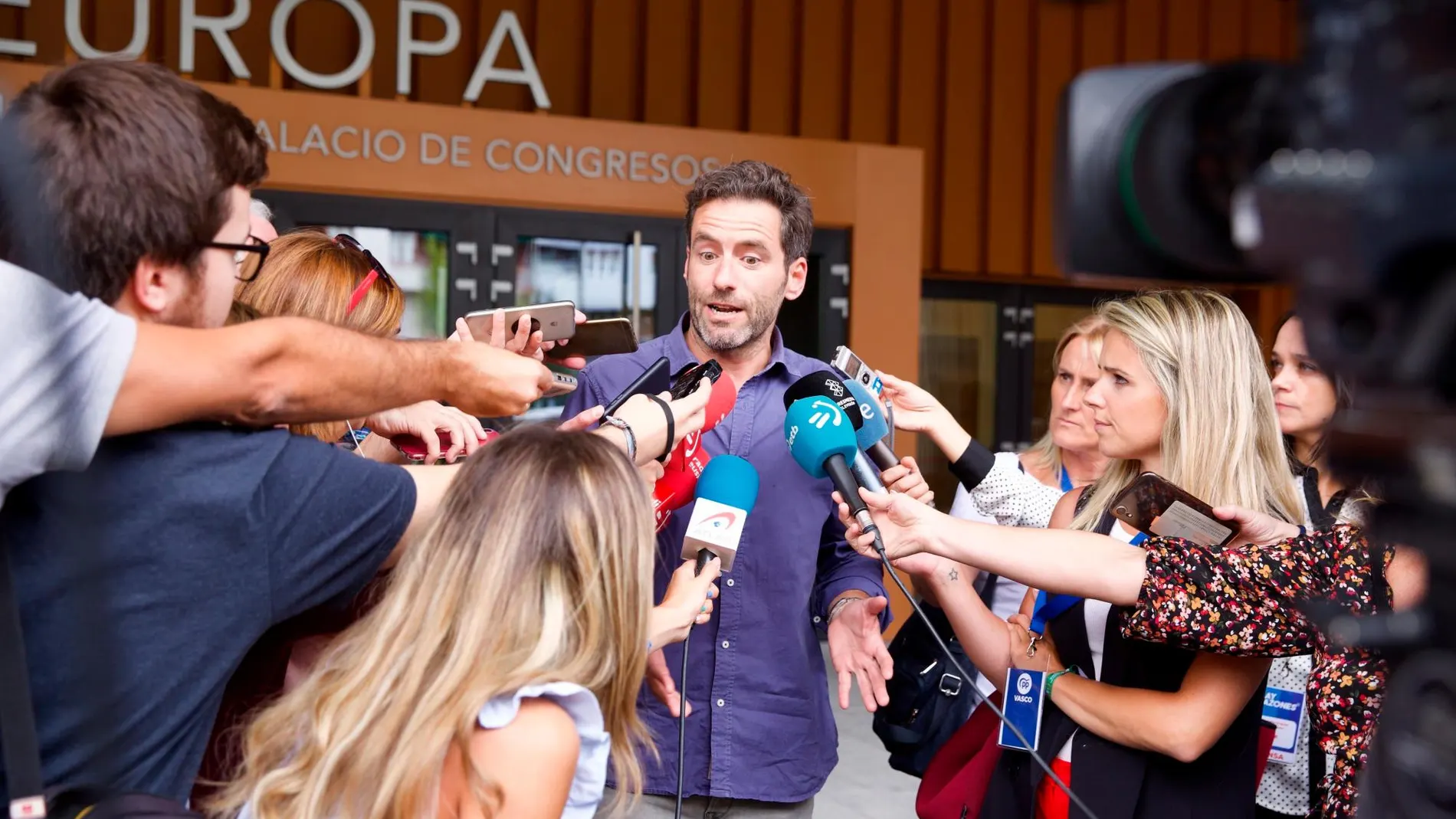 El presidente del PP de Gipúzcoa, Borja Sémper, hace declaraciones a los medios al comienzo de la convención que su partido celebra desde este viernes en Vitoria