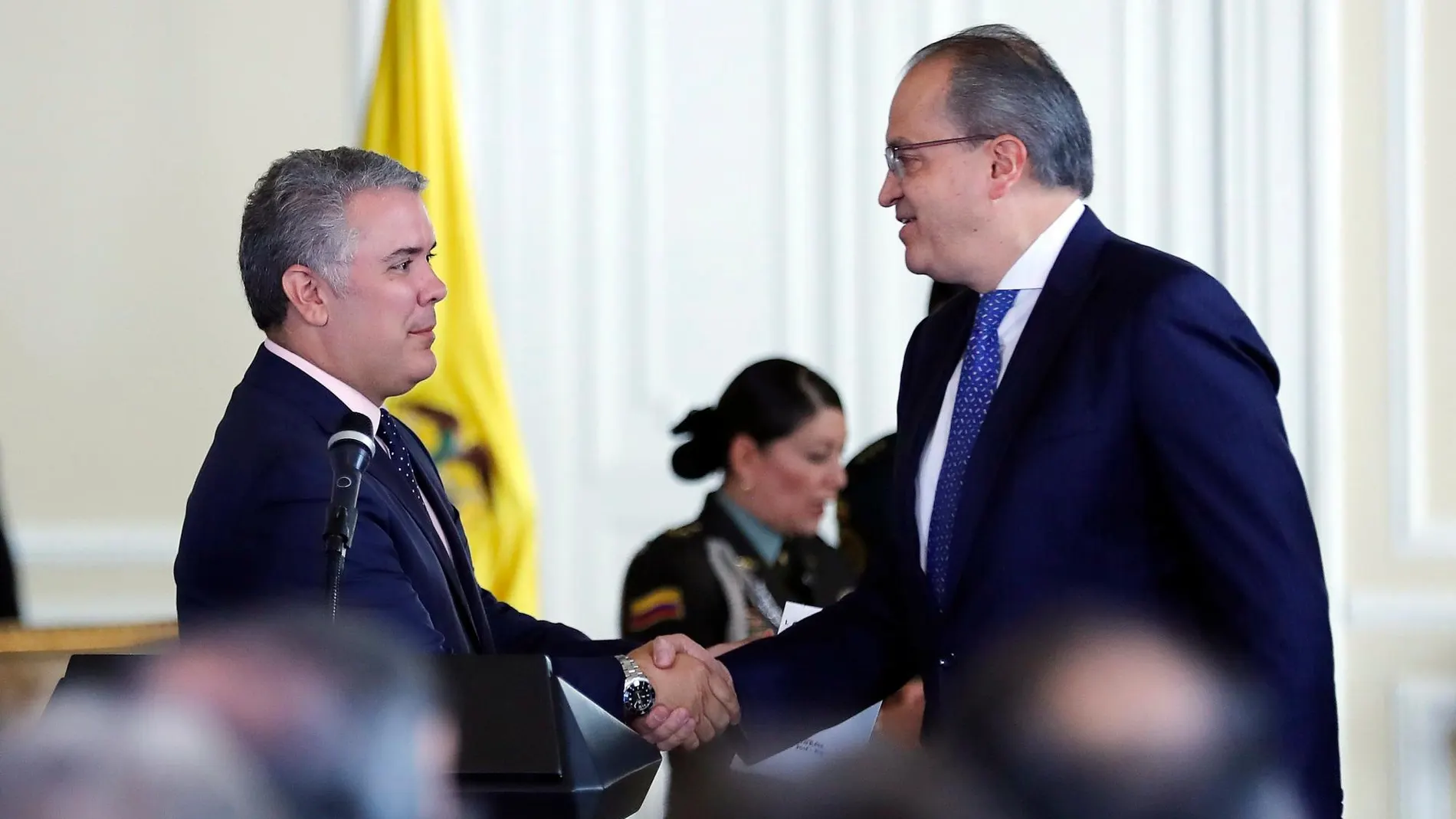El presidente de Colombia, Iván Duque (i), le da la mano al procurador general de la Nación Fernando Carrillo (d) este lunes en Bogotá (Colombia)/Efe