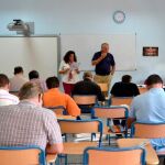La Guardia Civil destacó que 13 alumnos de origen extranjero llevaban instalado de forma oculta las microcámaras / DGT