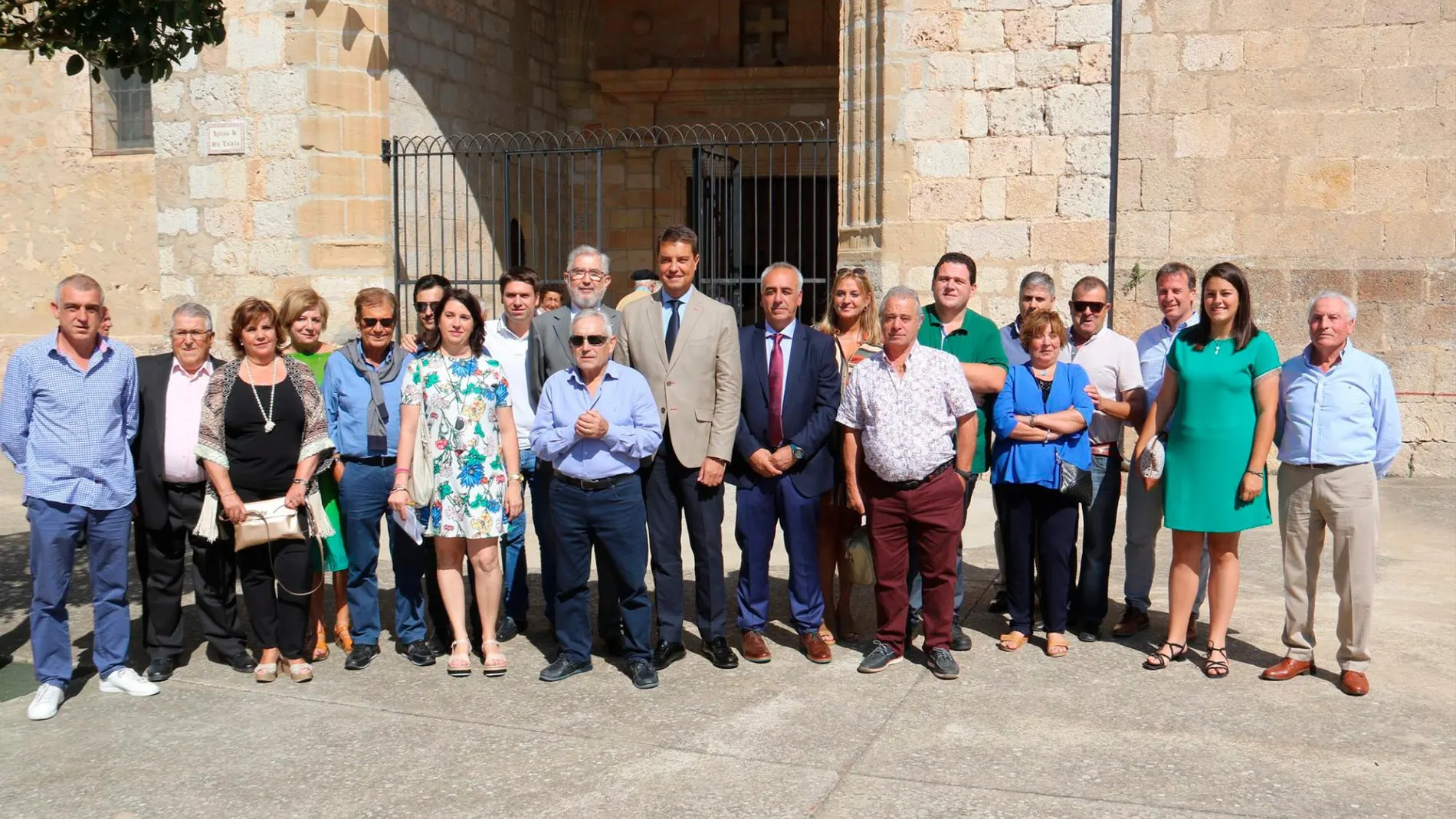 Ángel Ibáñez junto con autoridades locales y provinciales en la localidad burgalesa de Miraveche, donde acudió a las fiestas de esta localidad