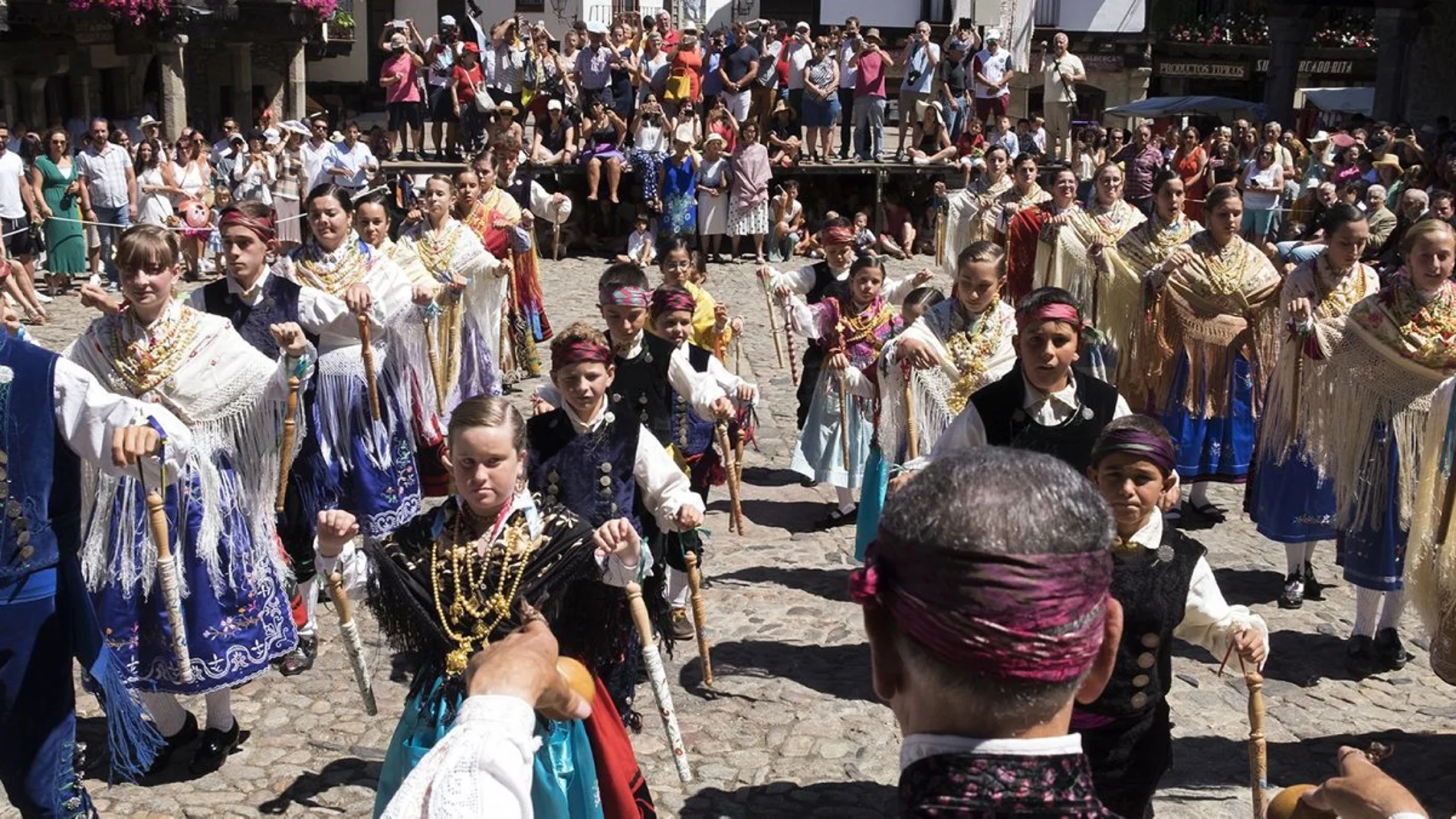 La localidad salmantina de La Alberca celebra su tradicional Diagosto en honor a su patrona, la Virgen de la Asunción, con el Ofertorio y las danzas tradicionales