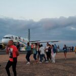 Cientos de pasajeros desalojaron el avión que iba a despegar con destino a Santiago de Compostela por una amenaza de bomba / Facebook
