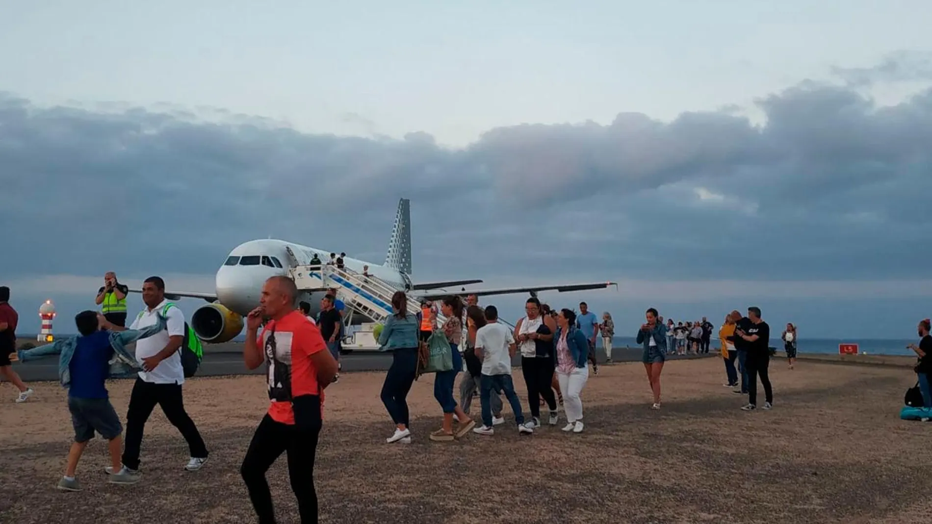 Cientos de pasajeros desalojaron el avión que iba a despegar con destino a Santiago de Compostela por una amenaza de bomba / Facebook