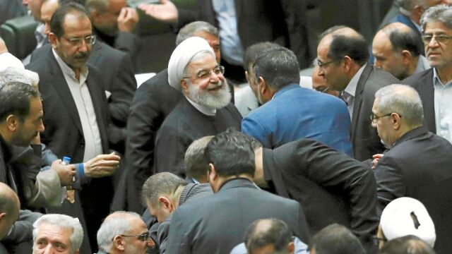 El presidente iraní, Hasan Rohani, ayer junto a un grupo de diputados en Teherán