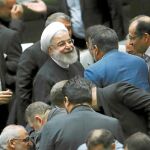 El presidente iraní, Hasan Rohani, ayer junto a un grupo de diputados en Teherán