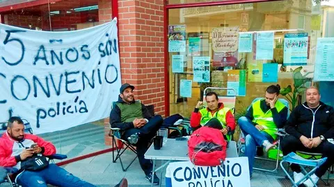 Los agentes llevan desde el lunes protestando en la puerta del Consistorio
