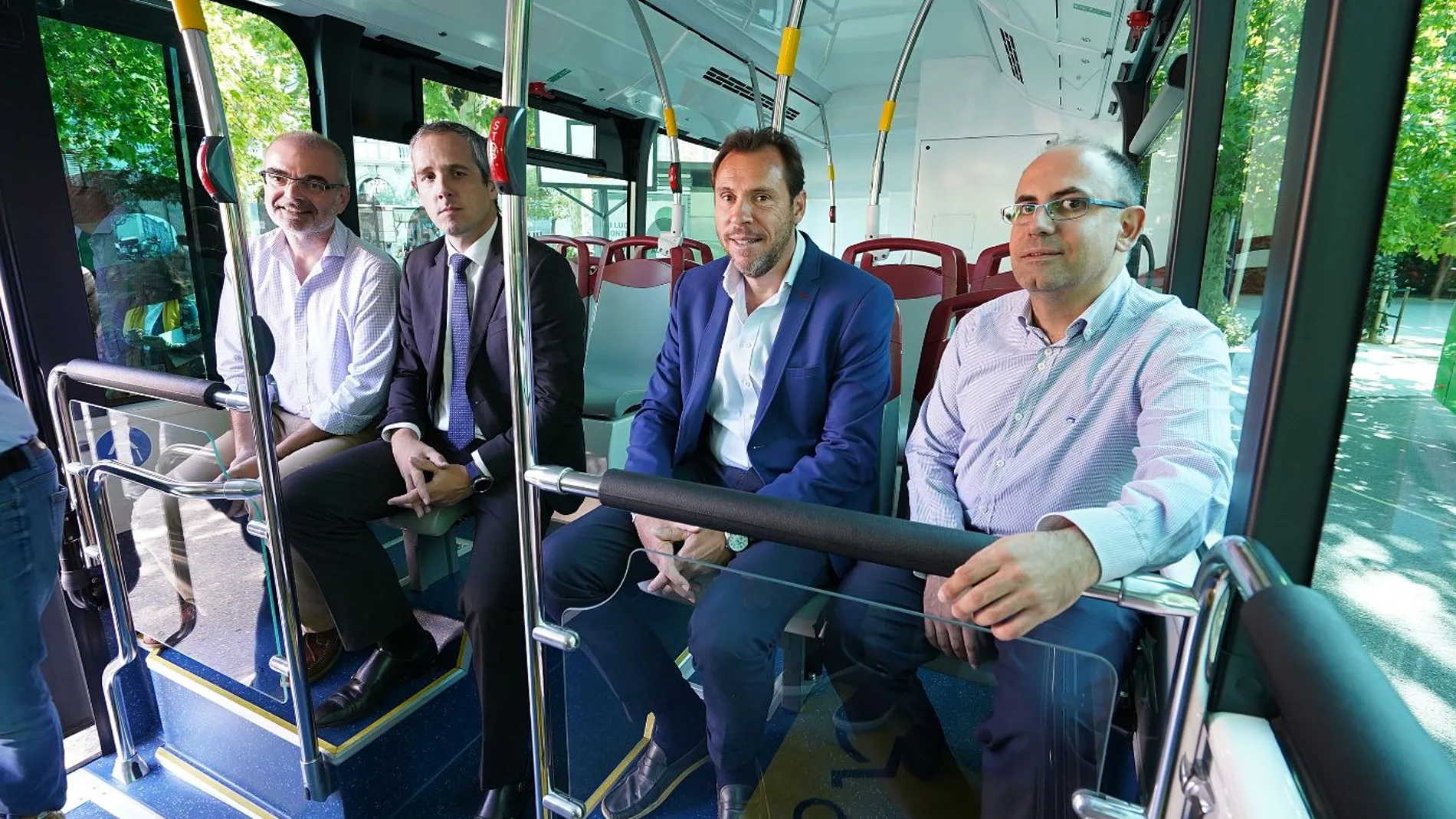El alcalde de Valladlid, Óscar Puente, presenta los nuevos autobuses